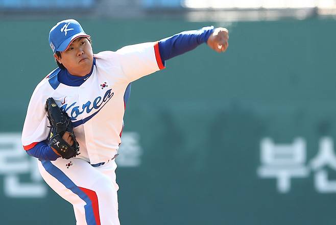 Baseball player Ryu Hyun-jin is seen during a match at Sajik Stadium in Busan on Nov. 1, 2011. [JOONGANG ILBO]
