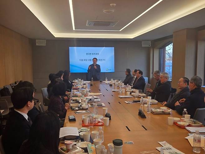 안석문 상임총무가 2026년 첫 새해모임이 열린 6일 서울 용산구 온누리교회(이재훈 목사)에서 ‘희망의 대한민국을 위한 한국교회 연합기도회’(희대연)에 대한 브리핑을 하고 있다.