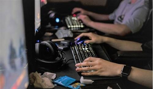 취업난 속에서 게임 아이템 판매로 생계를 잇는 ‘쌀먹’ 청년이 늘며, 통계에도 경력에도 남지 않는 새로운 ‘일한 듯 쉼’ 상태의 청년층이 확산되고 있다. 사진은 한 온라인 게임 센터 [사진 = 연합뉴스]