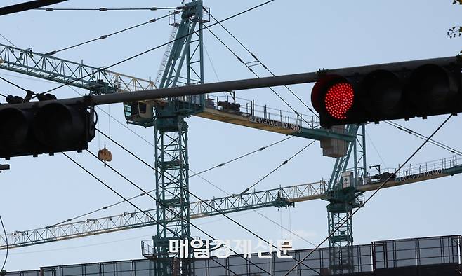 건설경기 침체가 장기화되고 있는 가운데 서울의 한 재건축 현장 앞 신호등이 상황을 대변하는 듯하다. [이승환 기자]