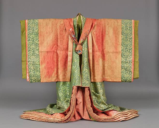 일본 궁정에서 여성이 갖춰 입는 옷 <국립고궁박물관>