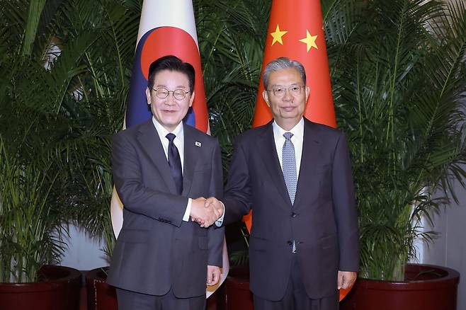 6일 베이징 인민대회당에서 자오러지 전인대 상무위원장과 악수하는 이재명 대통령.