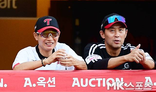 2025년 8월 16일 오후 인천 SSG랜더스필드에서 ‘2025 신한 SOL뱅크 KBO 리그’ LG 트윈스와 SSG 랜더스 경기가 열렸다. LG 염경엽 감독이 경기를 지켜보고 있다. 사진=김영구 기자