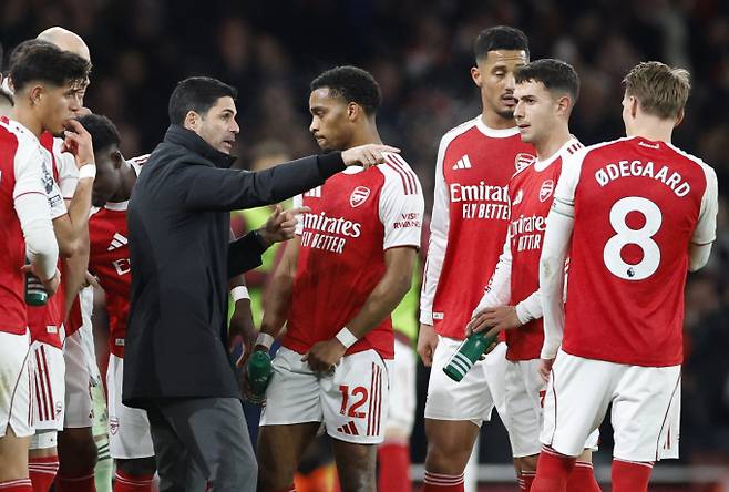 미켈 아르테타 아스널 감독이 선수와 함께 성장하며 팀 컬러를 만들었다. 사진은 선수들에게 전술을 지휘하는 아르테타 감독. /사진=로이터