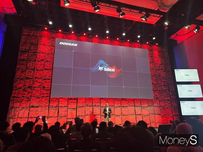 스캇 밥 두산밥캣 부회장이 5일(현지시각) 미국 라스베이거스 만달라이베이 컨벤션센터에서 열린 프레스컨퍼런스 발표하고 있다. /사진=최유빈 기자