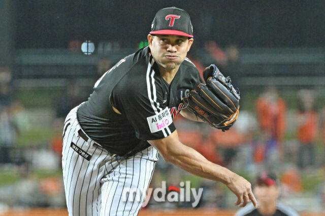 30일 대전 한화생명 볼파크 야구장에서 열린 '2025 신한 SOL 뱅크 KBO 한국시리즈 4차전' LG 트윈스와 한화 이글스 경기. LG 선발 치리노스가 힘차게 투구하고 있다./마이데일리