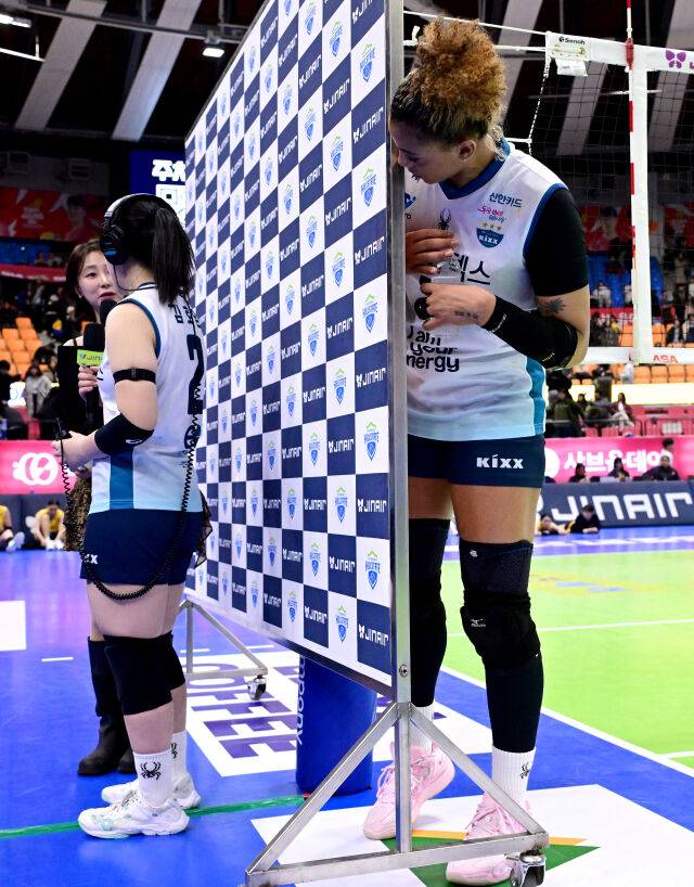 실바가 신인 김효임에게 물세례를 하기 위해 기다리고 있다 / 한국배구연맹(KOVO)