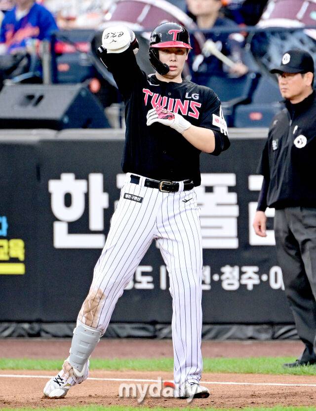 LG 홍창기가 4회초 선두타자 안타를 친 뒤 기뻐하고 있다./마이데일리