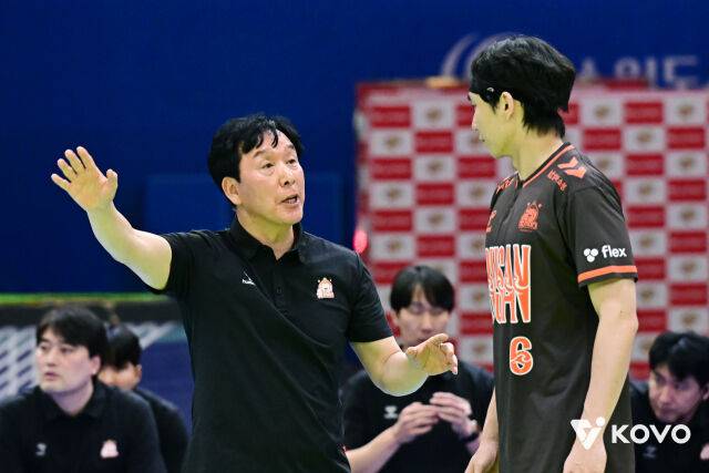 OK저축은행 신영철 감독과 이민규./KOVO