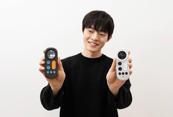 삼성디스플레이가 5일(현지시간) 미국 라스베이거스 앙코르 앳 윈 호텔에서 CES 2026 미디어 행사를 열고 차세대 AI기기 데모제품 ‘AI OLED 리모트’를 선보였다. [삼성디스플레이 제공]