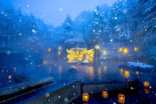 호시노 아오모리야 by 호시노 리조트의 겨올 노천과 등롱