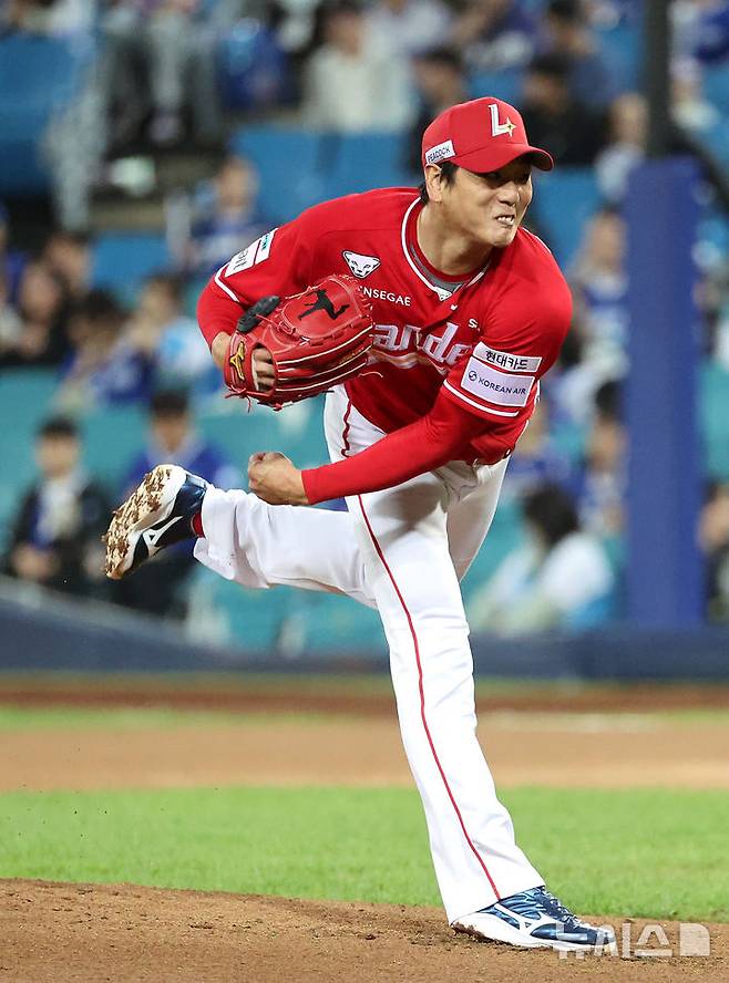 [대구=뉴시스] 이무열 기자 = 14일 대구 수성구 삼성라이온즈파크에서 열린 2025 신한 SOL 뱅크 KBO 포스트시즌 준플레이오프 4차전 SSG 랜더스와 삼성 라이온즈의 경기, 1회말 SSG 선발투수 김광현이 공을 던지고 있다. 2025.10.14. lmy@newsis.com