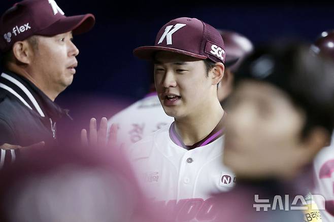 [서울=뉴시스] 최동준 기자 = 18일 서울 구로구 고척스카이돔에서 열린 2025 KBO리그 시범경기 롯데 자이언츠와 키움 히어로즈의 경기, 4회초 2사 1, 3루 상황 키움 선발 정현우가 롯데 정보근을 삼진으로 잡아낸 뒤 동료들과 하이파이브하고 있다. 2025.03.18. photocdj@newsis.com