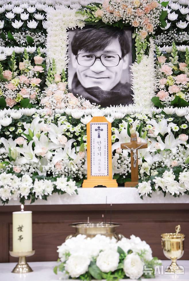 [서울=뉴시스] 사진공동취재단 = 5일 서울 서초구 서울성모병원 장례식장에 배우 안성기의 빈소가 마련돼 있다. 2026.01.05. photo@newsis.com