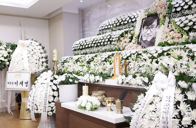 [서울=뉴시스] 사진공동취재단 = 5일 서울 서초구 서울성모병원 장례식장에 마련된 배우 안성기의 빈소에 이재명 대통령이 보낸 근조화환이 놓여 있다. 2026.01.05. photo@newsis.com