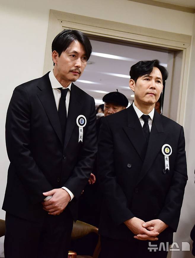 [서울=뉴시스] 사진공동취재단 = 5일 서울 서초구 서울성모병원 장례식장에 마련된 배우 안성기의 빈소에서 배우 정우성과 이정재가 조문객을 맞이하고 있다. 2026.01.06. photo@newsis.com