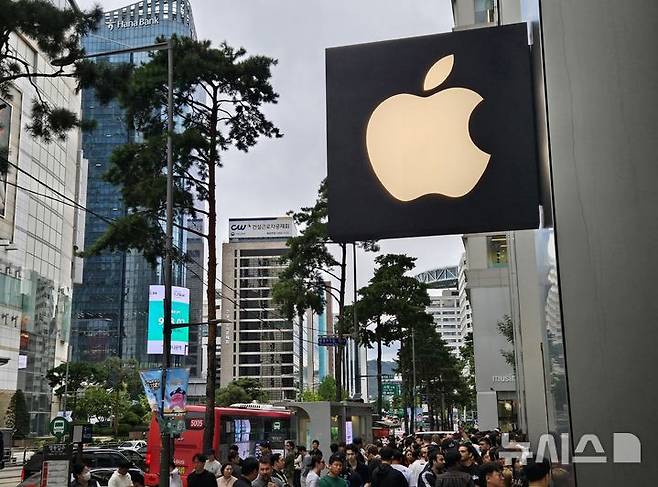 [서울=뉴시스]19일 서울 중구 명동 애플스토어에서 고객들이 애플 신제품 아이폰17 시리즈를 구매하기 위해 줄을 서고 있다. (사진=윤현성 기자)