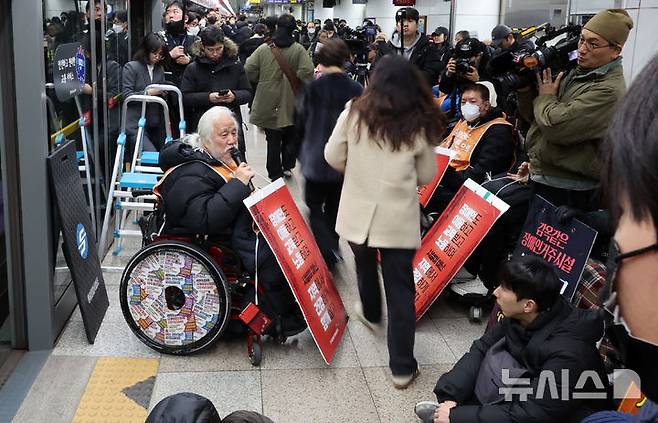 [서울=뉴시스] 이영환 기자 = 박경석 전국장애인차별철폐연대(전장연) 상임공동대표가 지난달 4일 오전 서울 종로구 지하철5호선 광화문역에서 열린 '제67차 출근길 지하철 탑니다’ 시위에 참석해 발언을 하고 있다. 2025.12.04. 20hwan@newsis.com