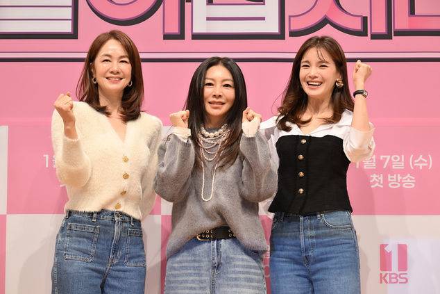 왼쪽부터 장윤정, 황신혜, 정가은