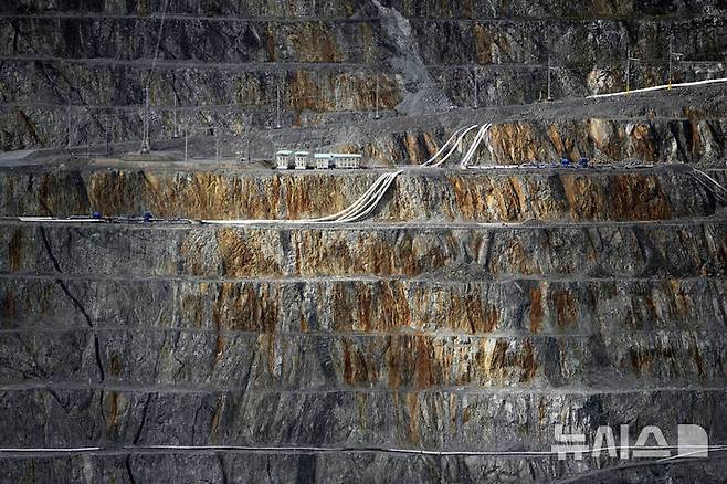 [도노소=AP/뉴시스] 강한 수요와 부족한 공급 때문에 국제 구리 가격이 역대 최고치를 경신했다고 5일(현지 시간) WSJ가 보도했다. 사진은 지난 3월 21일 파나마 도노소에 위치한 '코브레 파나마' 구리 광산 내부 모습. 2025.07.13.