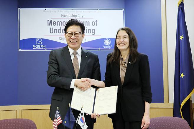 [부산=뉴시스] 현지시각으로 5일 미국 알래스카주 앵커리지시 시청에서 미국을 방문 중인 박형준 부산시장(왼쪽)과 수잔 라프랑스(Suzanne LaFrance) 앵커리지시장이 우호협력도시 협정을 맺었다. (사진=부산시 제공) 2026.01.06. photo@newsis.com *재판매 및 DB 금지