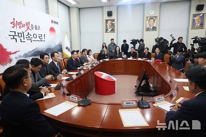 [서울=뉴시스] 조성봉 기자 = 장동혁 국민의힘 대표가 지난 5일 오전 서울 여의도 국회에서 열린 야당탄압가짜뉴스감시특위 제1차 전체회의에서 발언을 하고 있다. 2026.01.05. suncho21@newsis.com