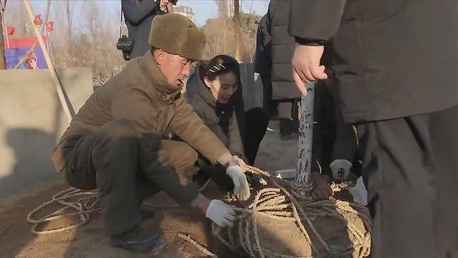 [서울=뉴시스] 북한 조선중앙TV는 김정은 국무위원장이 지난 5일 당 및 정부 지도간부들과 함께 해외군사작전 전투위훈기념관 건설장을 찾았다고 6일 보도했다. 이 자리에는 부인 리설주와 딸 주애가 동행했다. 사진은 김여정 노동당 부부장. (사진=조선중앙TV 캡처) 2026.01.06. photo@newsis.com *재판매 및 DB 금지