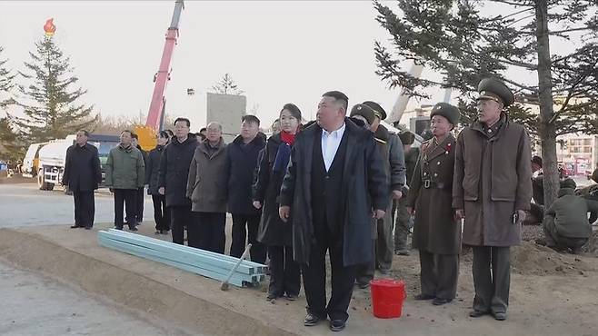 [서울=뉴시스] 북한 조선중앙TV는 김정은 국무위원장이 지난 5일 당 및 정부 지도간부들과 함께 해외군사작전 전투위훈기념관 건설장을 찾았다고 6일 보도했다. 이 자리에는 부인 리설주와 딸 주애가 동행했다. (사진=조선중앙TV 캡처) 2026.01.06. photo@newsis.com *재판매 및 DB 금지