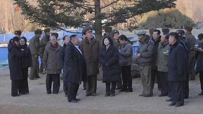 [서울=뉴시스] 북한 조선중앙TV는 김정은 국무위원장이 지난 5일 당 및 정부 지도간부들과 함께 해외군사작전 전투위훈기념관 건설장을 찾았다고 6일 보도했다. 이 자리에는 부인 리설주와 딸 주애가 동행했다. (사진=조선중앙TV 캡처) 2026.01.06. photo@newsis.com *재판매 및 DB 금지