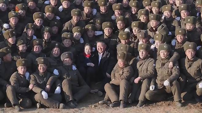 [서울=뉴시스] 북한 조선중앙TV는 김정은 국무위원장이 지난 5일 당 및 정부 지도간부들과 함께 해외군사작전 전투위훈기념관 건설장을 찾았다고 6일 보도했다. 이 자리에는 부인 리설주와 딸 주애가 동행했다. (사진=조선중앙TV 캡처) 2026.01.06. photo@newsis.com *재판매 및 DB 금지
