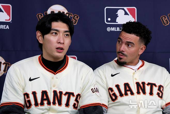 [서울=뉴시스] 황준선 기자 = 메이저리그 샌프란시스코 자이언츠의 이정후(왼쪽)와 윌리 아다메스가 6일 서울 종로구의 한 모임공간에서 기자회견을 하고 있다. (공동취재) 2026.01.06. photo@newsis.com