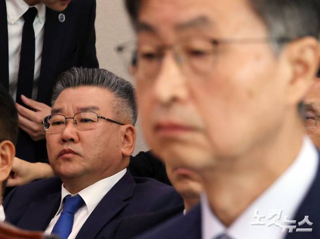 유병호 감사위원. 앞쪽은 최재해 전 감사원장. 황진환 기자