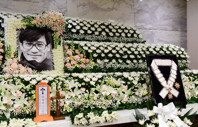 지난 5일 별세한 배우 안성기의 서울성모병원 빈소에 훈장이 놓여 있다. 사진공동취재단