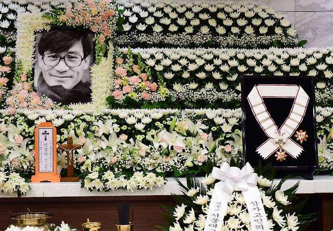 5일 별세한 배우 안성기의 서울성모병원 빈소에 훈장이 놓여 있다. 사진공동취재단
