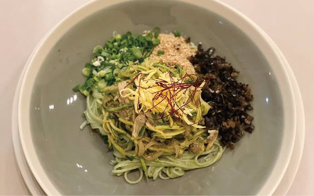 서울 광화문 근처의 한식당 ‘대접’에서는 감태면 위에 올려진 초록빛 애호박의 부드러운 단맛을 느낄 수 있다.