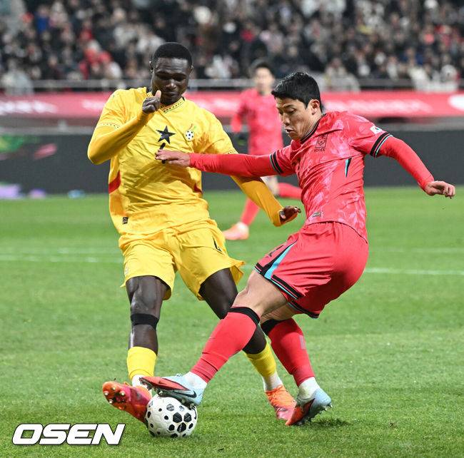 [OSEN=서울월드컵경기장, 이대선 기자] 홍명보호가 어려운 경기 끝에 2025년 마지막 A매치를 승리로 장식했다.홍명보 감독이 이끄는 한국 축구대표팀은 18일 오후 8시 서울월드컵경기장에서 열린&nbsp;11월 A매치 두 번째 친선경기에서&nbsp;'아프리카 강호' 가나를 상대로 1-0 승리했다.내달 2026 국제축구연맹(FIFA) 북중미 월드컵 조 추첨을 앞두고 열리는 마지막 평가전이었다.&nbsp;한국은 가나까지 잡아내면서 사상 최초로&nbsp;월드컵 포트 2를 확정하게 됐다.후반 대한민국 황희찬이 드리블 돌파를 하고 있다. 2025.11.18 /sunday@osen.co.kr