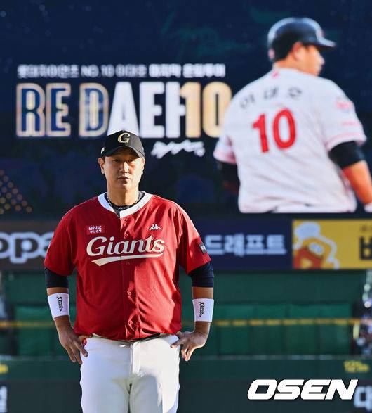 [OSEN=부산, 이석우 기자] 8일 부산 사직구장에서 ‘2022 신한은행 SOL KBO리그’ 롯데 자이언츠와 LG 트윈스의 경기가 열렸다. 롯데 자이언츠 이대호가 마지막 은퇴투어 행사를 하고 있다. 2022.10.08 / foto0307@osen.co.kr
