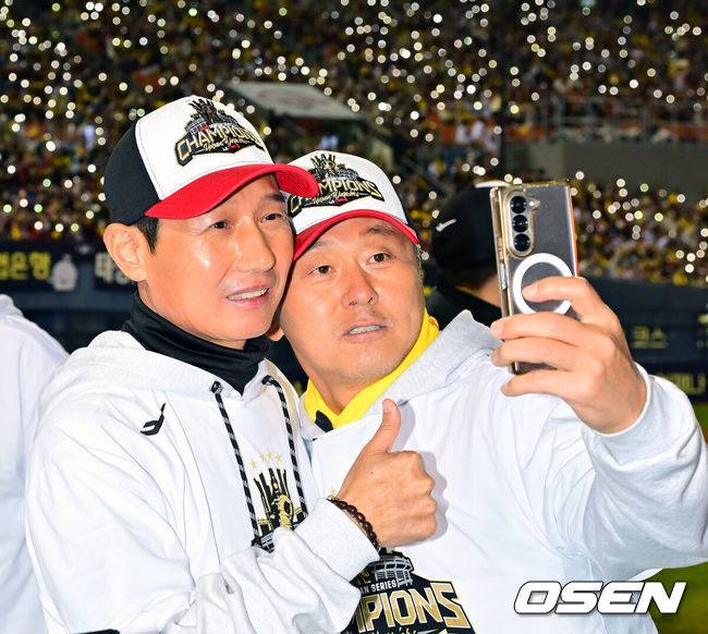 [OSEN=잠실, 민경훈 기자] 2025 시즌 통합 우승을 거머쥔 LG 트윈스가 1일 오후 서울 잠실야구장에서 ‘한국시리즈 통합우승 IN 잠실' 행사를 가졌다.이날 행사에는 팬들을 위한 트로피 퍼포먼스, 선수단 그라운드 행진, 비하인드 스몰토크, 선수단 샴페인 샤워, 이벤트 매치 등 다양한 프로그램이 펼쳐졌다.LG 염경엽 감독과 박경완 코치가 함께 사진을 찍고 있다. 2025.11.01 / rumi@osen.co.kr