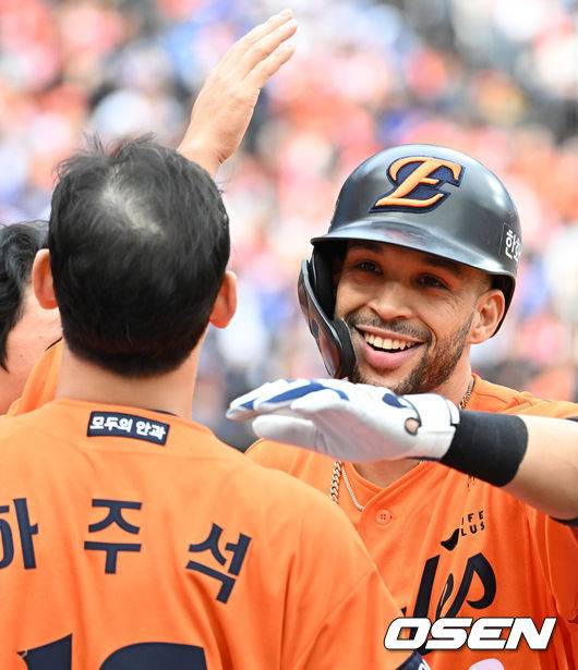 [OSEN=대전, 이대선 기자] 19일 오후 대전 한화생명볼파크에서 2025 신한 SOL Bank KBO리그 포스트시즌 플레이오프 2차전 한화 이글스와 삼성 라이온즈의 경기가 열렸다.한화는 라이언 와이스, 삼성은 최원태를 선발 투수로 내세웠다.1회말 1사에서 한화 리베라토가 좌중월 솔로 홈런을 치고 더그아웃에서 동료들과 환호하고 있다. 2025.10.19 /sunday@osen.co.kr