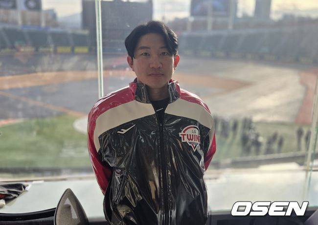 [OSEN=잠실, 한용섭 기자] LG 장시환이 6일 잠실구장에서 신년인사회를 마치고 취재진과 인터뷰를 하고 있다./orange@osen.co.kr