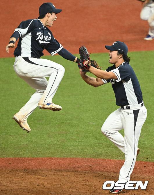 [OSEN=사오싱(중국), 김성락 기자] 류중일 감독이 이끄는 한국 야구 대표팀이 4회 연속 우승을 차지했다. 한국은 7일(이하 한국시간) 중국 저장성 사오싱 야구장에서 열린 2022 항저우 아시안게임 야구 결승전에서 대만을 2-0으로 눌렀다. 이로써 지난 2일 대만과의 B조 예선 2차전 0-4 완패를 설욕하며 금메달을 목에 걸었다. 승리가 확정된 순간 대한민국 김혜성, 고우석이 환호하고 있다.  2023.10.07 /ksl0919@osen.co.kr