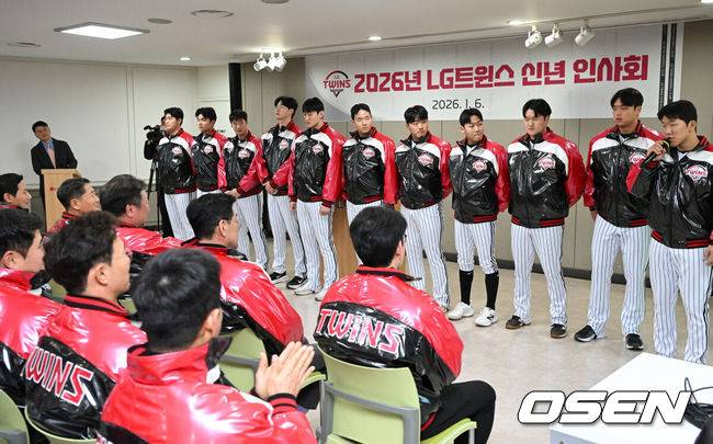 [OSEN=잠실, 이대선 기자] 6일 오후 서울 잠실야구장에서 LG 트윈스 2026년 선수단 신년인사회가 열렸다.LG 트윈스는 염경엽 감독이 이끄는 1군 코치진은 김정준 수석코치, 김용일 수석트레이너, 모창민-김재율 타격코치, 김광삼-장진용 투수코치, 김일경 수비코치, 정수성 작전코치, 송지만 주루 및 외야수비코치 등 기존 인원이 대부분 유임됐으며 2026시즌 2연패 도전을 함께할 코칭스태프 구성을 완료했다.LG 신인 선수들이 인사를 하고 있다. 2026.01.06 /sunday@osen.co.kr
