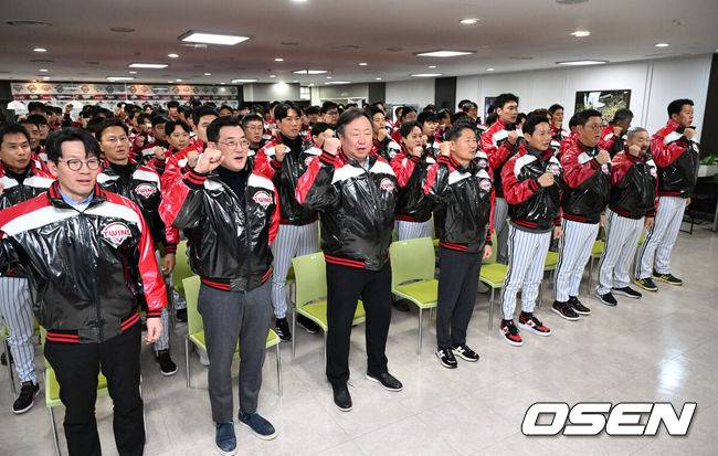 [OSEN=잠실, 이대선 기자] 6일 오후 서울 잠실야구장에서 LG 트윈스 2026년 선수단 신년인사회가 열렸다.LG 트윈스는 염경엽 감독이 이끄는 1군 코치진은 김정준 수석코치, 김용일 수석트레이너, 모창민-김재율 타격코치, 김광삼-장진용 투수코치, 김일경 수비코치, 정수성 작전코치, 송지만 주루 및 외야수비코치 등 기존 인원이 대부분 유임됐으며 2026시즌 2연패 도전을 함께할 코칭스태프 구성을 완료했다.LG 김인석 대표이사를 비롯한 선수단이 인사를 하고 있다. 2026.01.06 /sunday@osen.co.kr