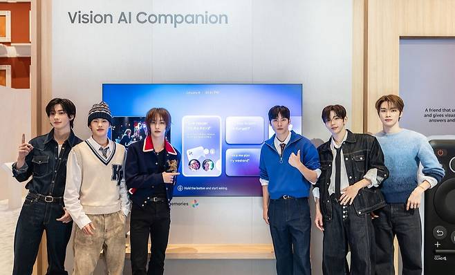 K팝 아티스트 라이즈(RIIZE)가 삼성전자 '더 퍼스트룩' 단독 전시관에서 삼성 TV만의 통합 AI 플랫폼 '비전 AI 컴패니언'을 소개하고 있다.