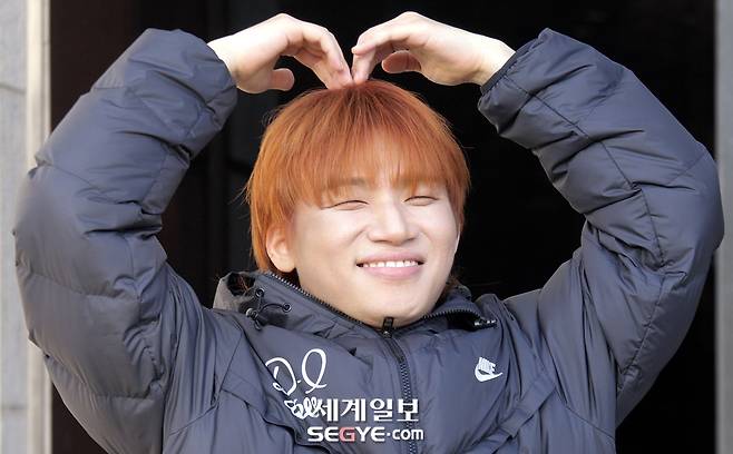 가수 대성이 지난 3일 서울 송파구 티켓링크 아레나에서 '대성 2025 아시아 투어 앙코르 콘서트' 대장정의 막을 내렸다. 사진은 2025년 12월 9일 서울 영등포구 KBS 신관에서 진행된 '아침마당' 방송을 마친 후 취재진을 향해 포즈를 취하는 대성. 한윤종 기자