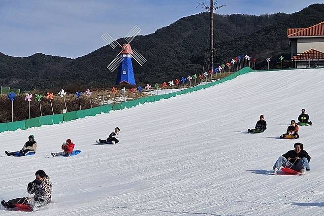 지리산 남원 바래봉 눈썰매 축제장을 찾은 가족 단위 방문객들이 눈썰매를 즐기고 있다. 남원시 제공