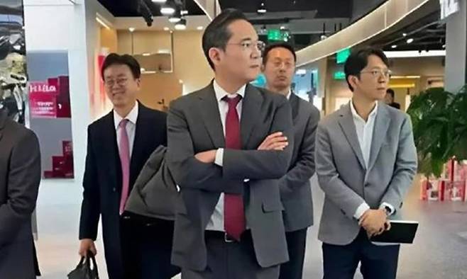 이재용 삼성전자 회장이 중국 베이징 징둥몰을 둘러보고 있다. 웨이보 캡처