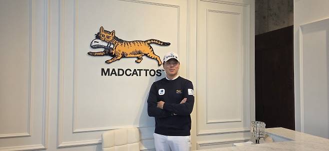 이정환이 6일 서울 강남구 신사동 매드캐토스에서 열린 기자회견에서 포즈를 취하고 있다.  이제훈 전문기자