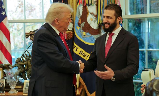 트럼프 미국 대통령(왼쪽)과 악수하는 알샤라 시리아 대통령(오른쪽). AFP 연합뉴스