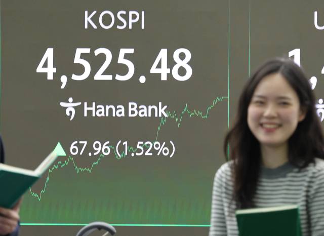 코스피는 전장보다 67.96포인트(1.52%) 오른 4,525.48에 장을 마친 6일 서울 중구 하나은행 딜링룸에서 딜러들이 대화하고 있다. 2026.1.6. 연합뉴스